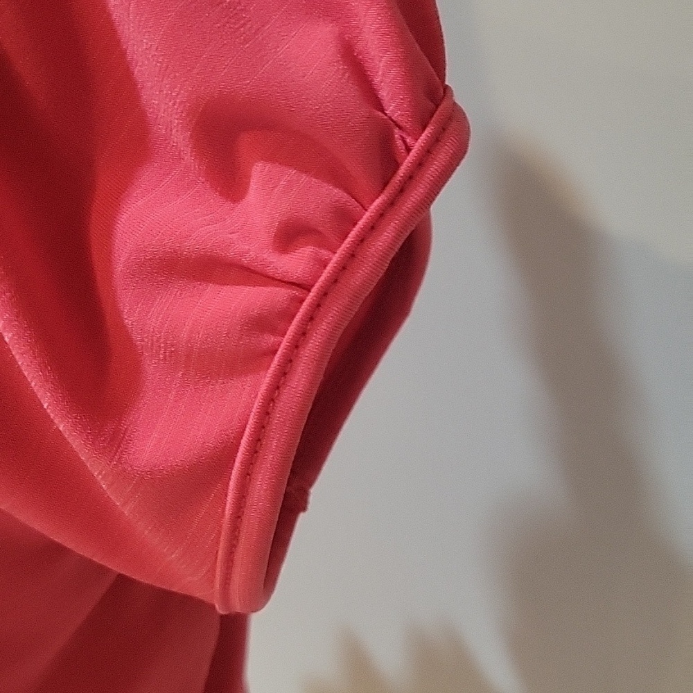 Hot pink ruffled top, cap sleeves, keyhole neckline. Rutched at the sides Size L - Picture 5 of 9